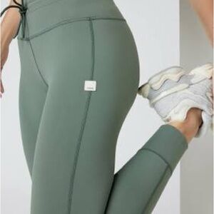 Vuori Daily Leggings Short- Green Medium